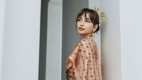 Valerie Tifanka memakai pakaian tradisional Thailand dan berpose di Wat Arun. (Foto: dok Instagram)