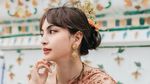 Momen Valerie Tifanka Jadi Turis Pakai Busana Tradisional Thailand di Wat Arun