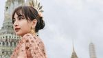 Momen Valerie Tifanka Jadi Turis Pakai Busana Tradisional Thailand di Wat Arun