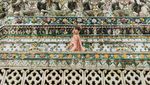 Momen Valerie Tifanka Jadi Turis Pakai Busana Tradisional Thailand di Wat Arun