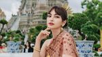 Momen Valerie Tifanka Jadi Turis Pakai Busana Tradisional Thailand di Wat Arun
