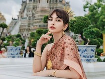 Momen Valerie Tifanka Jadi Turis Pakai Busana Tradisional Thailand di Wat Arun