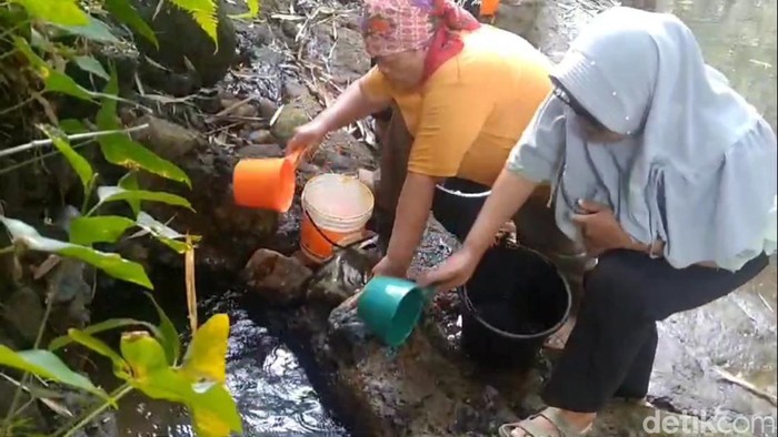Warga Kampung Elos Tasikmalaya harus jalan kaki 1 Km demi air bersih.