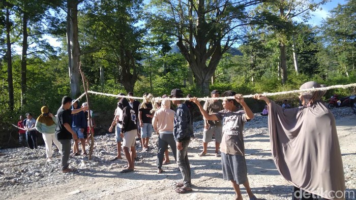 Warga memblokade akses jalan masuk ke perusahaan tambang di Kabupaten Bone Bolango, Gorontalo.