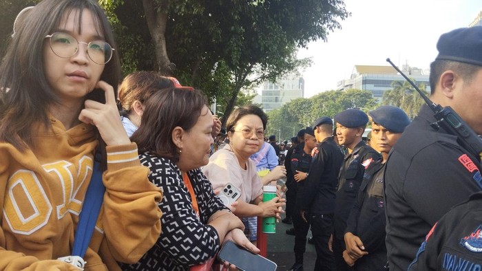Warga menunggu di depan Kedubes Vatikan di Jakarta di hari terakhir kunjungan Paus Fransiskus.