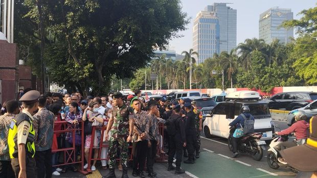 Warga menunggu di depan Kedubes Vatikan di Jakarta di hari terakhir kunjungan Paus Fransiskus.