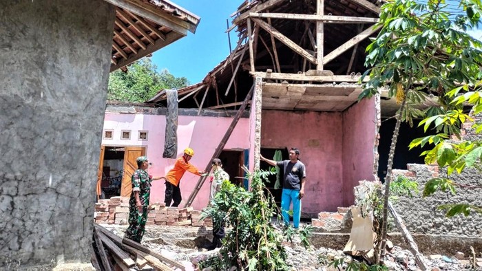 1 Rumah ambruk akibat gempa di Sukabumi