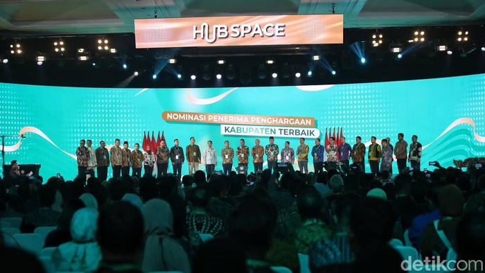 8 Kabupaten Raih Penghargaan Kemenhub di Hub Space 2024 Menteri Perhubungan Budi Karya Sumadi memberikan penghargaan kepada sejumlah pemerintah kabupaten atas dampak positif dari kemajuan konektivitas transportasi daerah. Sebanyak 24 Pemkab masuk nominasi penghargaan dari Kemenhub.