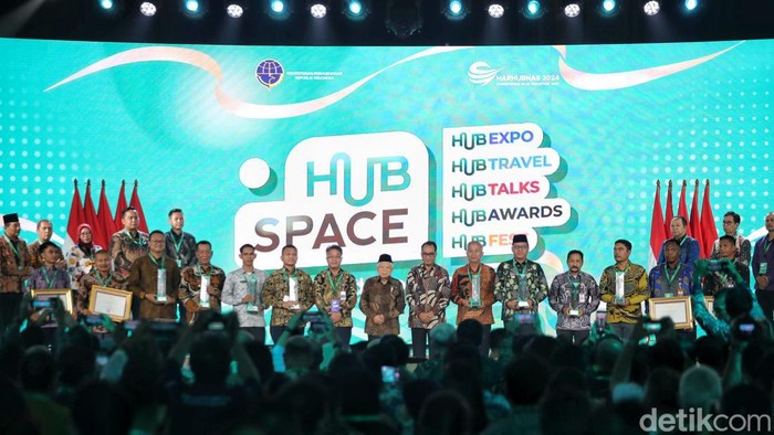 Menteri Perhubungan Budi Karya Sumadi memberikan penghargaan kepada sejumlah pemerintah kabupaten atas dampak positif dari kemajuan konektivitas transportasi daerah. Sebanyak 24 Pemkab masuk nominasi penghargaan dari Kemenhub.