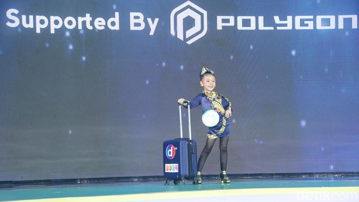 Hub Space 2024 turut menghadirkan fashion show, yang diikuti oleh anak-anak. Bergaya seperti pilot hingga masinis, lucu banget.