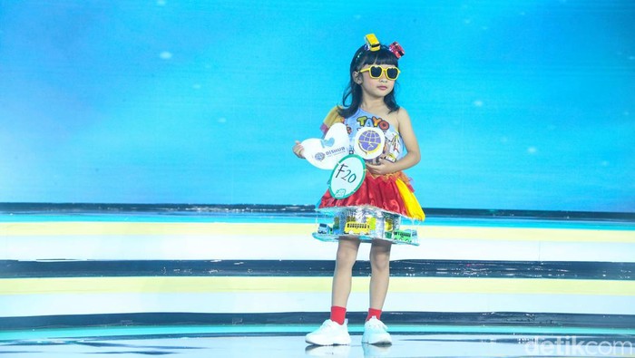 Hub Space 2024 turut menghadirkan fashion show, yang diikuti oleh anak-anak. Bergaya seperti pilot hingga masinis, lucu banget.