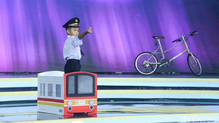 Hub Space 2024 turut menghadirkan fashion show, yang diikuti oleh anak-anak. Bergaya seperti pilot hingga masinis, lucu banget.