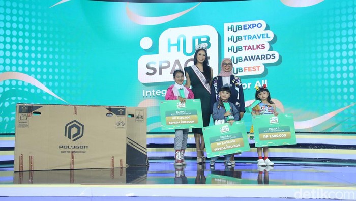 Hub Space 2024 turut menghadirkan fashion show, yang diikuti oleh anak-anak. Bergaya seperti pilot hingga masinis, lucu banget.