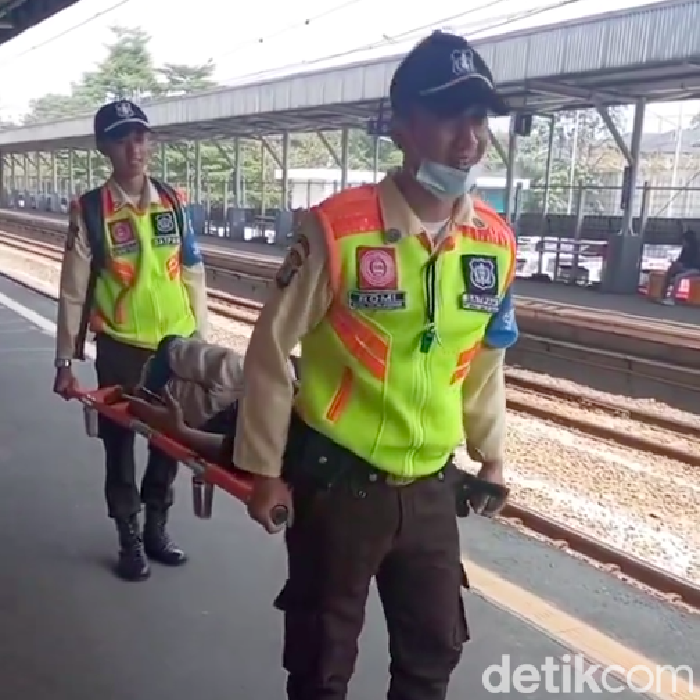 Aksi petugas satpam Stasiun Rawa Buntu menandu penumpang KRL penyandang difabel viral di medsos. Aksi satpam tersebut menuai apresiasi dari warganet. (dok Pribadi/Donny Iswandono)