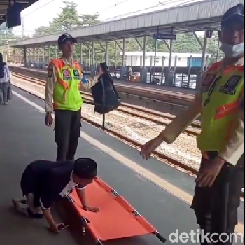 Aksi petugas satpam Stasiun Rawa Buntu menandu penumpang KRL penyandang difabel viral di medsos. Aksi satpam tersebut menuai apresiasi dari warganet. (dok Pribadi/Donny Iswandono)