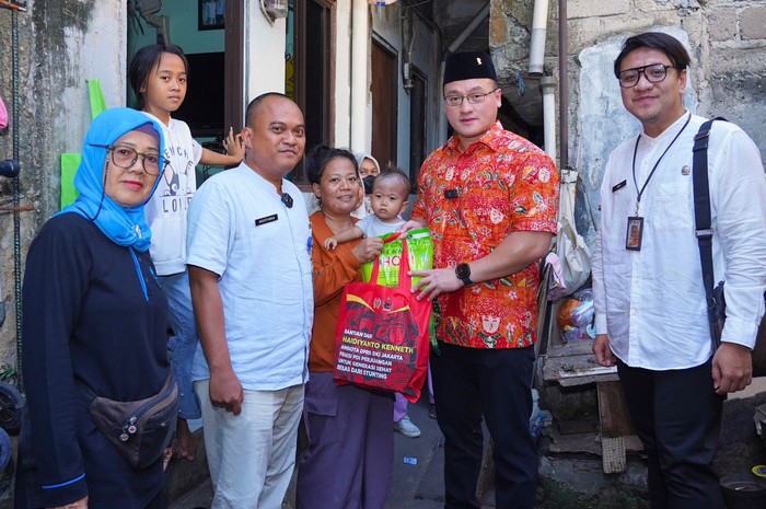Anggota DPRD DKI Jakarta, Fraksi PDI Perjuangan Hardiyanto Kenneth Kembali Berikan Bantuan Balita Korban Stunting Di Jakarta Barat.