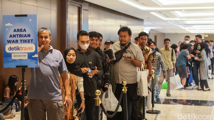 Antrean kartu multi trip di Hub Space Antrean kartu multi trip di Hub Space