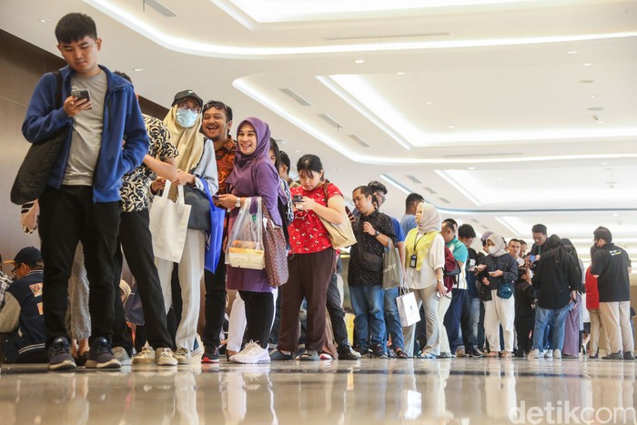 Antrean kartu multi trip di Hub Space Antrean kartu multi trip di Hub Space