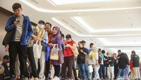 detikTravel membagikan 200 kartu multi trip gratis kepada pengunjung. (Rifkianto Nugroho/detikcom)