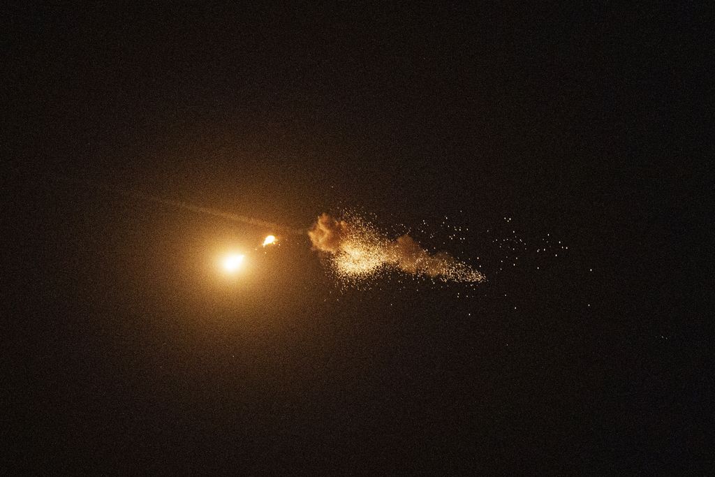 Pertahanan udara Ukraina mencegat pesawat nirawak Shahed di udara selama serangan udara Rusia di ibu kota Kyiv, Ukraina, Sabtu, 7 September 2024. (Foto AP/Evgeniy Maloletka)