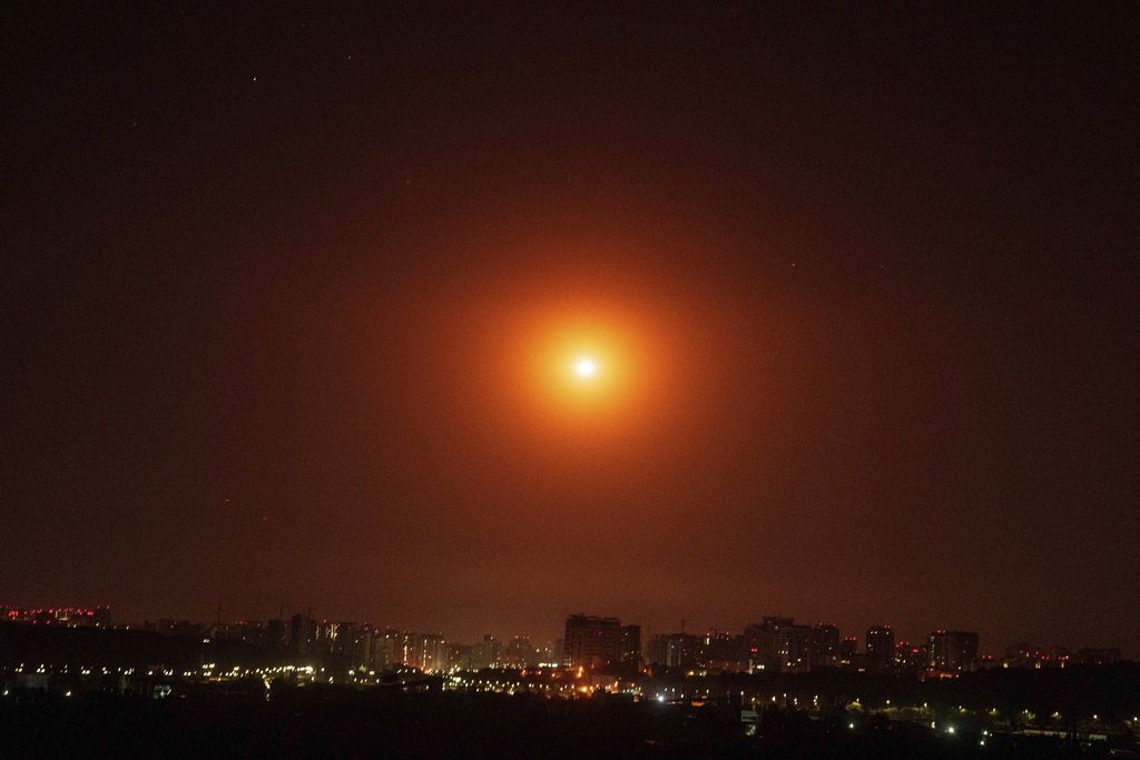 Pertahanan udara Ukraina mencegat pesawat nirawak Shahed di udara selama serangan udara Rusia di ibu kota Kyiv, Ukraina, Sabtu, 7 September 2024. (Foto AP/Evgeniy Maloletka)