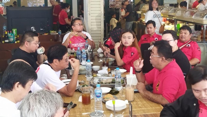 Bacawagub Rano Karno sarapan di Pasar Muara Karang, Jakarta Utara.