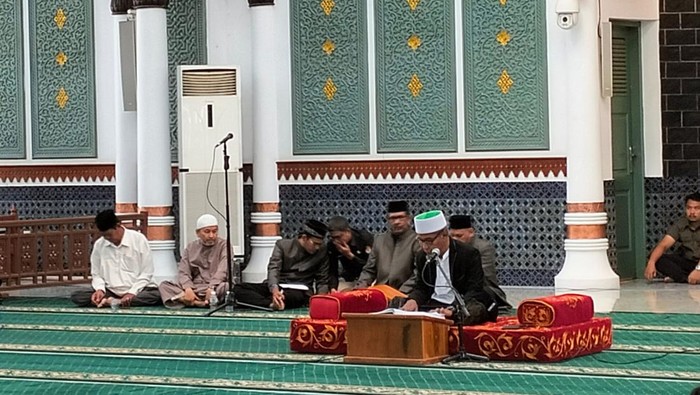 Bakal calon Wagub Aceh, Yusuf A Wahab Tu Sop saat mengikuti tes baca Al-Quran. (Agus Setyadi/detikSumut)