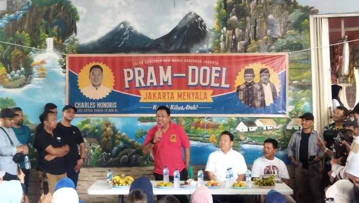 Bakal calon wakil gubernur (Bacawagub) Jakarta, Rano Karno berinteraksi dengan warga di Aula RT 17 RW 13, Kapuk, Cengkareng, Jakarta Barat (Jakbar).