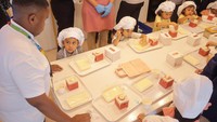 Berbeda dengan kelas Bahasa Inggris lainnya, di sini anak-anak diajarkan berkomunikasi dengan bahasa Inggris sambil melakukan beragam aktivitas.