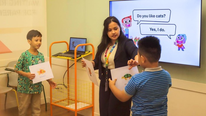 Begini Cara Melatih Bahasa Inggris yang Asyik untuk Anak-anak Beragam cara dilakukan untuk melatih Anak-anak memahami dan mengerti bahasa Inggris. Seperti inilah salah satunya.