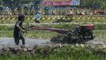 Begini Jadinya Traktor Dipakai buat Balapan di Sawah