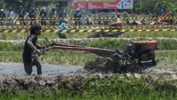 Lomba balap traktor 2024 yang diikuti 32 peserta dari berbagai daerah.  