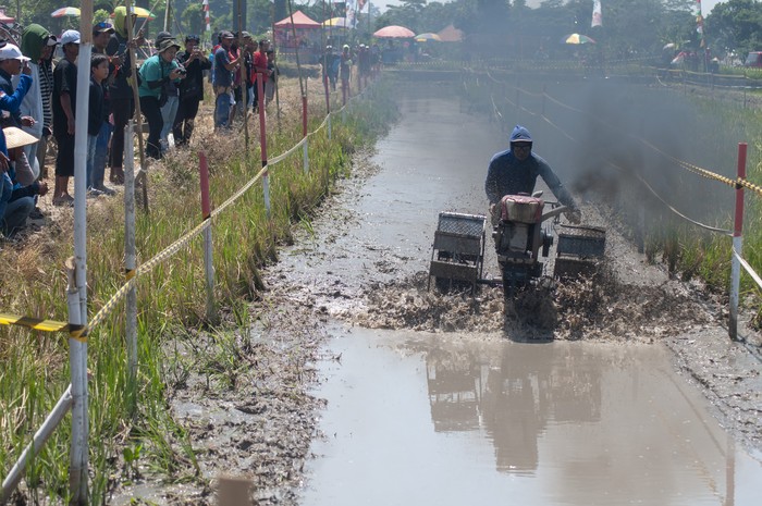Peserta memacu kecepatan saat mengikuti lomba balap traktor di Karangduren, Kebonarum, Klaten, Jawa Tengah, Sabtu (7/9/2024). Lomba balap traktor 2024 yang diikuti 32 peserta dari berbagai daerah itu bertujuan untuk menumbuhkan daya minat anak muda dalam bertani dengan memanfaatkan teknologi alat pertanian. ANTARA FOTO/Aloysius Jarot Nugroho/tom.