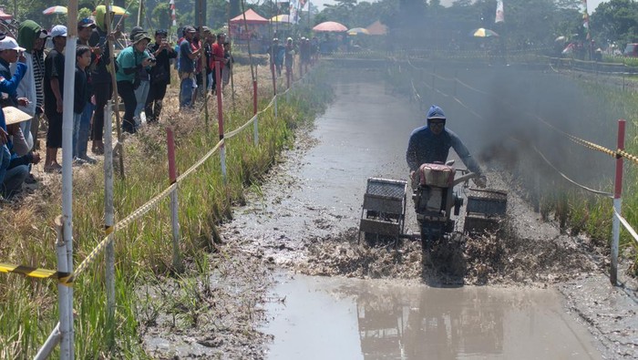 Peserta memacu kecepatan saat mengikuti lomba balap traktor di Karangduren, Kebonarum, Klaten, Jawa Tengah, Sabtu (7/9/2024). Lomba balap traktor 2024 yang diikuti 32 peserta dari berbagai daerah itu bertujuan untuk menumbuhkan daya minat anak muda dalam bertani dengan memanfaatkan teknologi alat pertanian. ANTARA FOTO/Aloysius Jarot Nugroho/tom.
