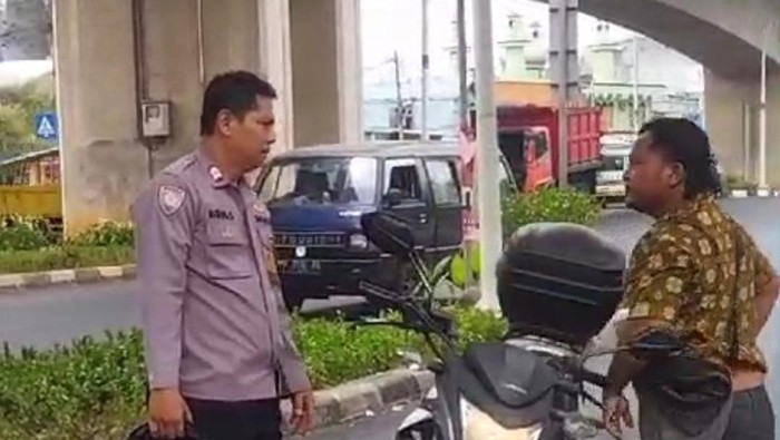 Bhabinkamtibmas, Aiptu Agus Supriyatna, melumpuhkan pria bersajam di Pulogadung, Jakarta Timur.