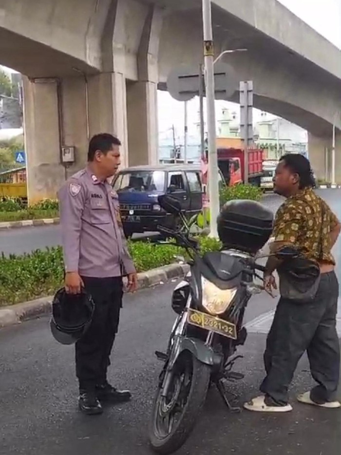 Bhabinkamtibmas, Aiptu Agus Supriyatna, melumpuhkan pria bersajam di Pulogadung, Jakarta Timur.