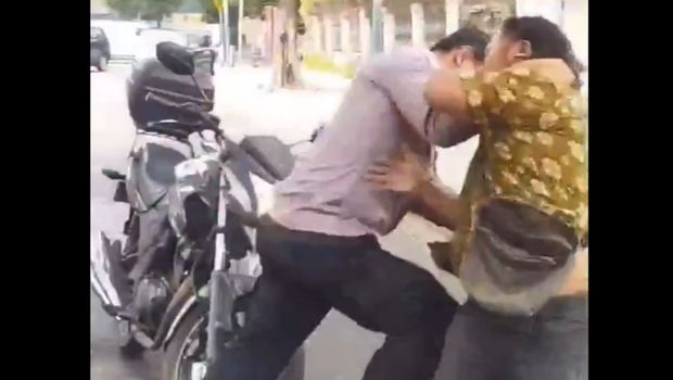 Bhabinkamtibmas Polsek Pulogadung, Aiptu Agus Supriyatna, viral dengan aksinya melumpuhkan pria bersenjata yang mengamuk di jalanan. , viral dengan aksinya melumpuhkan pria bersenjata yang mengamuk di jalanan.