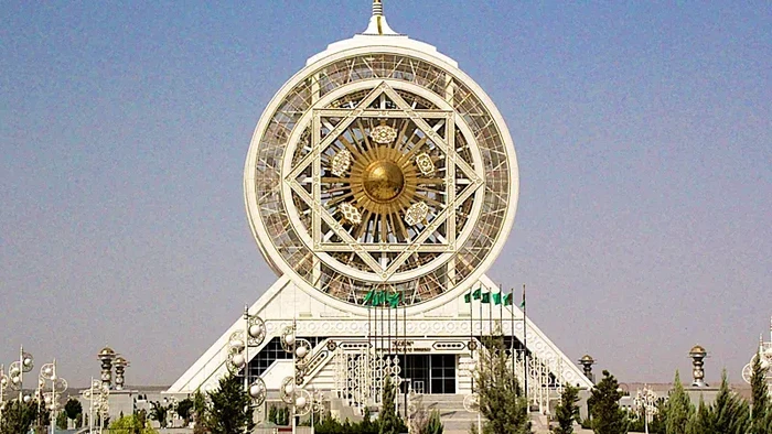 Biang lala tertutup yang terbuat dari marmer putih di Ashgabat, Turkmenistan.
