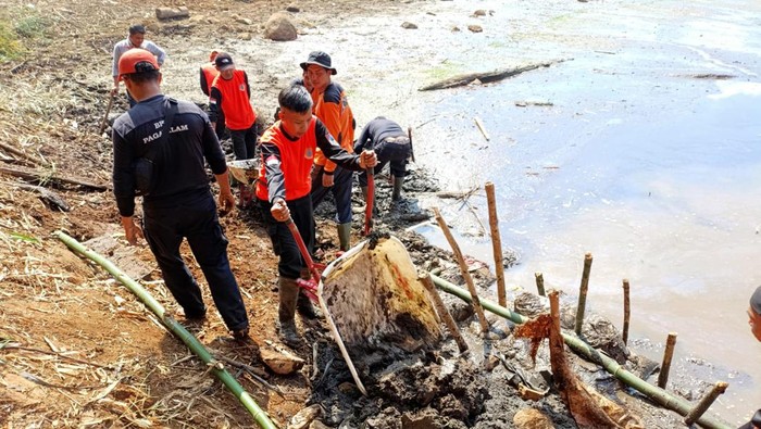 BPBD Pagar Alam dan masyarakat memperbaiki sumber mata air  yang jebol.