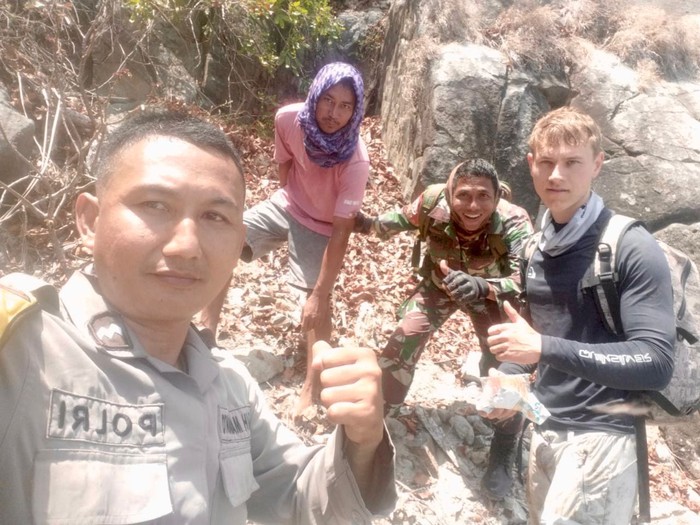 Bule Belanda terjebak di atas tebing saat mencari spot mancing ikan di Kecamatan Sekotong, Lombok Barat. Foto: Humas Polres Lombok Barat