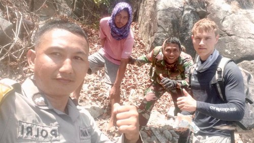 Bule Belanda terjebak di atas tebing saat mencari spot mancing ikan di Kecamatan Sekotong, Lombok Barat. Foto: Humas Polres Lombok Barat