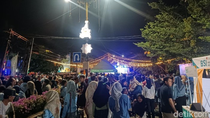Suasana Car Free Night di Jalan Gajah Mada, Praya, Sabtu (7/9/2024). (Edi Suryansyah/detikBali)