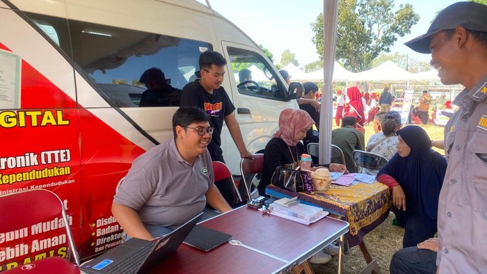 Disdukcapil Klaten Jemput Bola