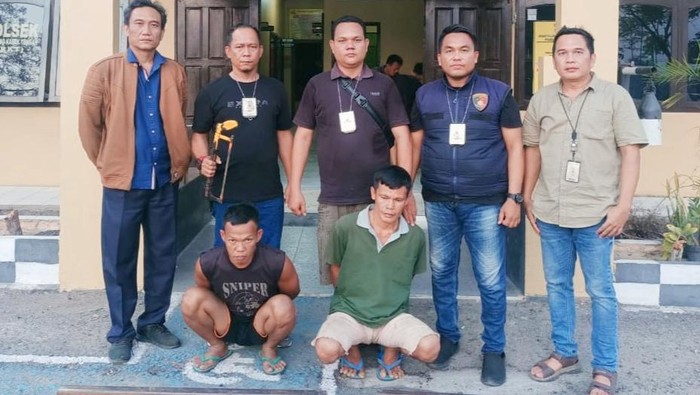 Dua pencuri besi rel kereta api di Prabumulih saat diamankan polisi