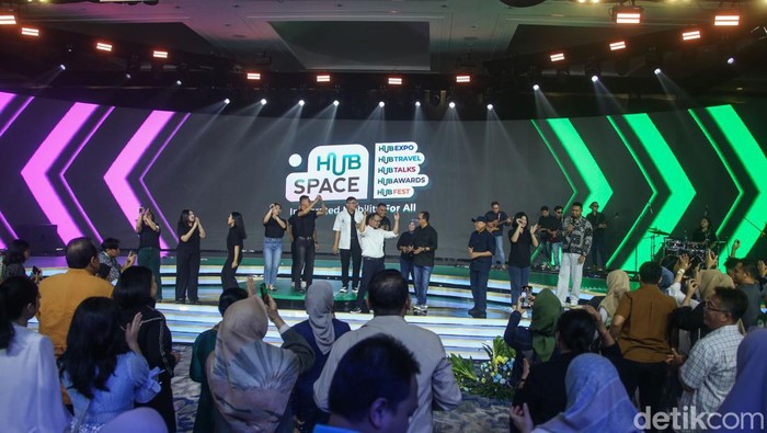 Acara Hub Space 2024 sudah mencapai penghujung acara. Setelah penampilan dari Tiara Andini dan Armada, grup musik Elek Yo Band menjadi penutup acara ini.
