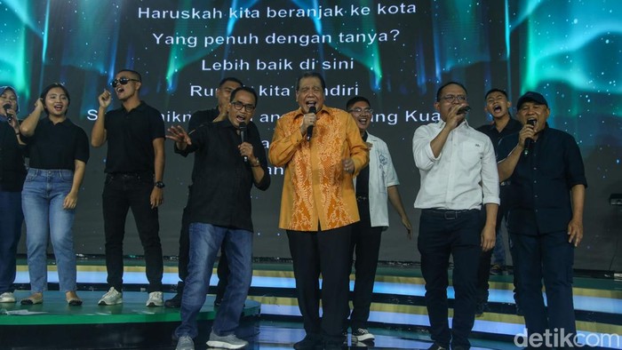Acara Hub Space 2024 sudah mencapai penghujung acara. Setelah penampilan dari Tiara Andini dan Armada, grup musik Elek Yo Band menjadi penutup acara ini.