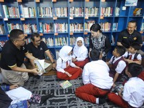 Edukasi-Literasi Luar Ruang di Taman Martha Tiahahu