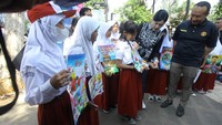 OJK bersama dengan Maybank Indonesia menggelar kegiatan Maybank Global CR Day 2024 guna mewujudkan masa depan yang berkelanjutan di Taman Literasi Christina Martha Tiahahu, Jakarta Selatan.