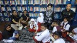 Edukasi-Literasi Luar Ruang di Taman Martha Tiahahu
