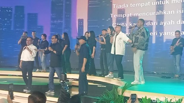 Penampilan Elek Yo Band bersama Chairul Tanjung di Hub Space 2024.